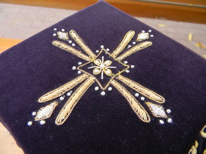 Фиолетовый шитье шнурами и канителью